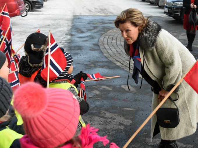 Barn fra Vestjordet barnehage var med og ønsket Dronningen velkommen. Foto: Sven Gj. Gjeruldsen, Det kongelige hoff